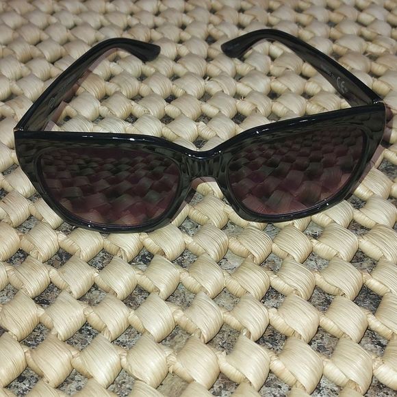 Oscar de la Renta Accessories - O by Oscar de la Renta Riley sunglasses NWOT